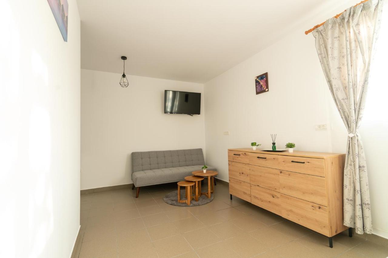 Casa Adrian Hotel Корбу Екстериор снимка